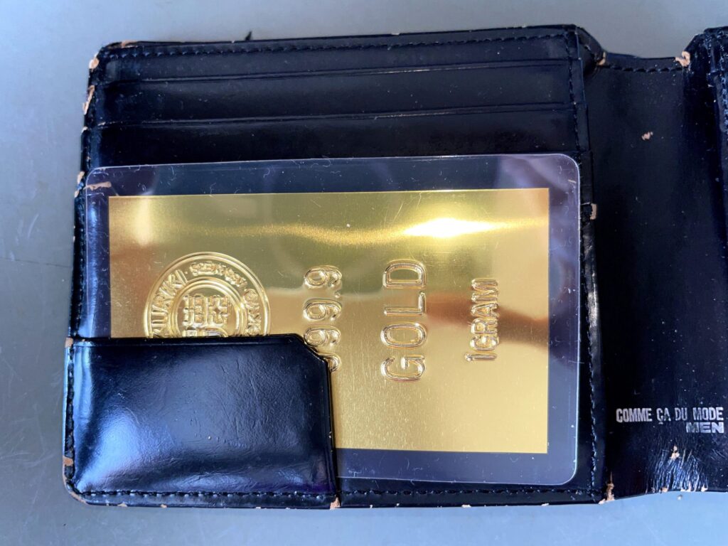 財布に収まる純金カード