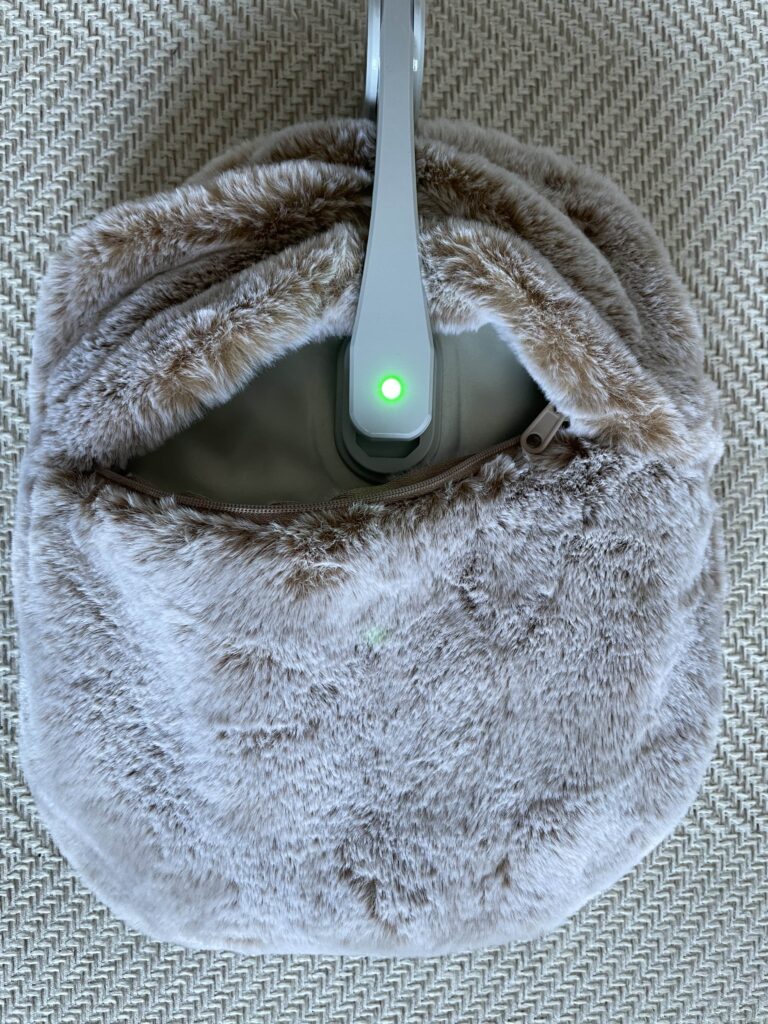 充電中の湯たんぽ