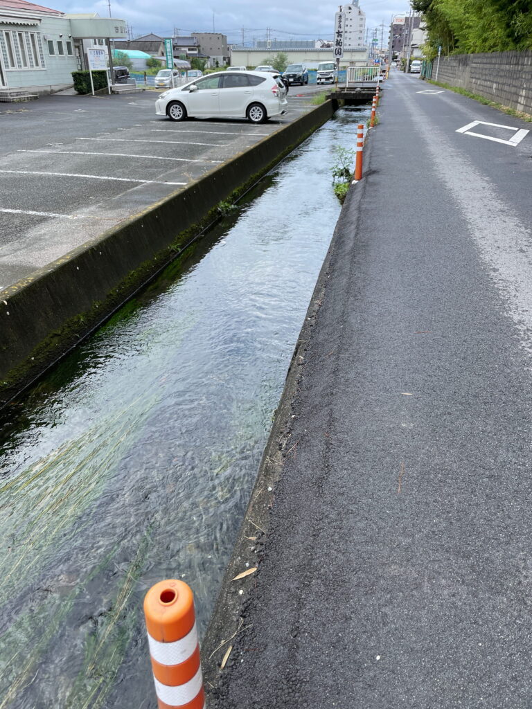 ホテル前用水路