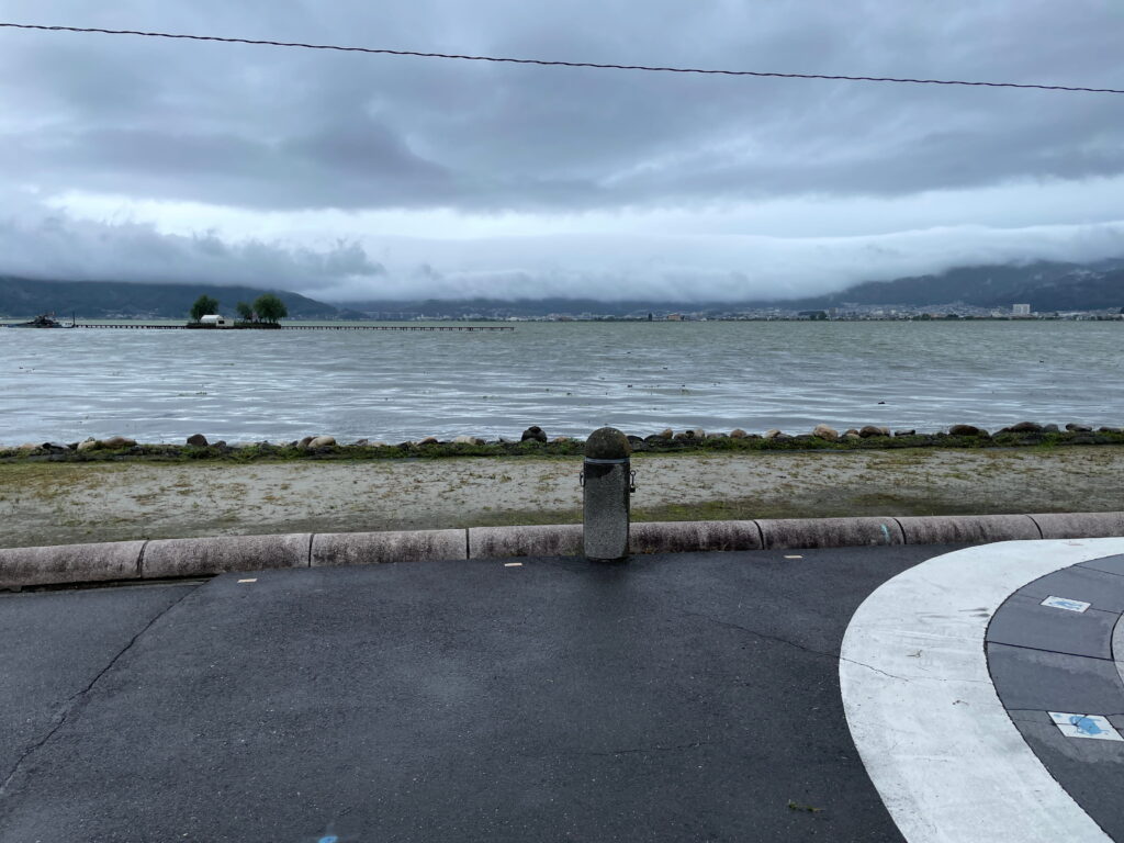 曇天の諏訪湖